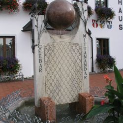 044 Partnerschaftsbrunnen in Velden.jpg