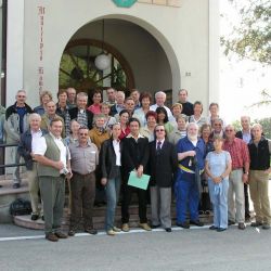 004 Gruppe vor Rathaus.jpg