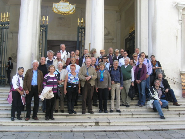 Unsere Reisegruppe auf der Treppe von Venedigs Opernhaus